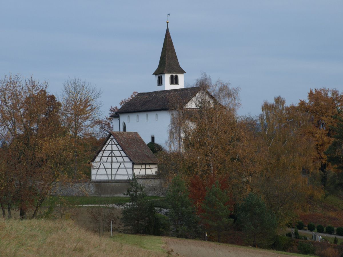 Die Bergkirche im Herbst